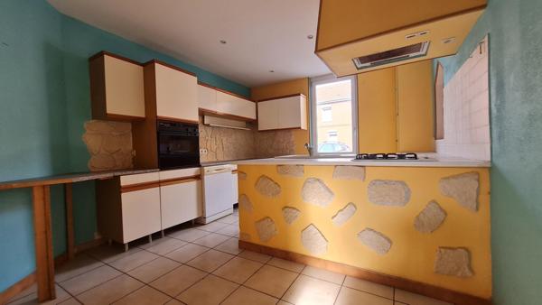 Maison, 6 pièces, 4 chambres, terrasse et dépendances.