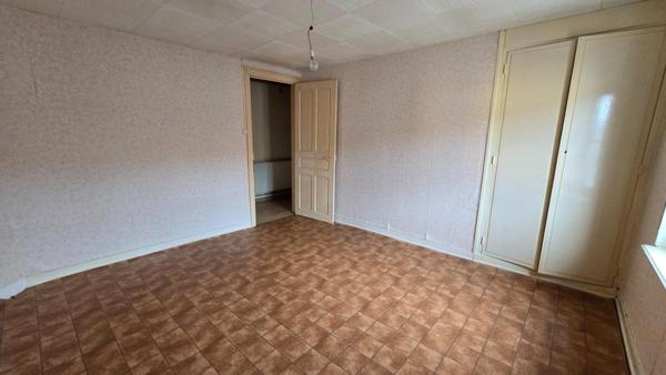 Maison, 6 pièces, 4 chambres, terrasse et dépendances.