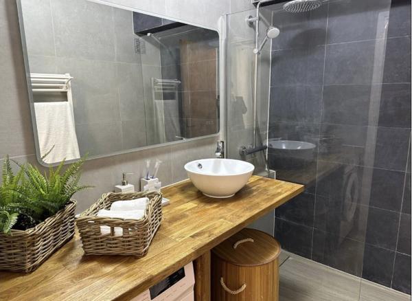 STUDIO refait à neuf de 26m²  -  Piscine - Tennis  - Parking