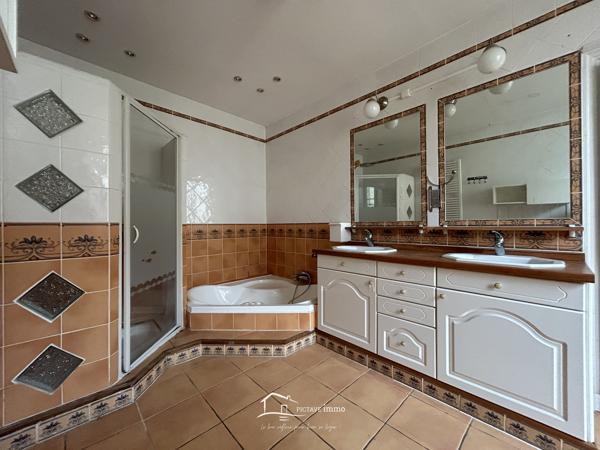 Maison de bourg - 243m2 - Atelier Lusignan (86600)