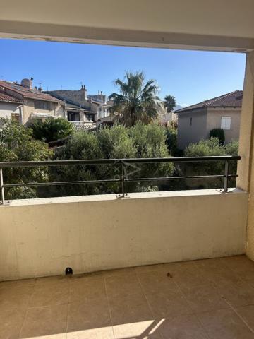Appartement T2 avec terrasse et garage 13008