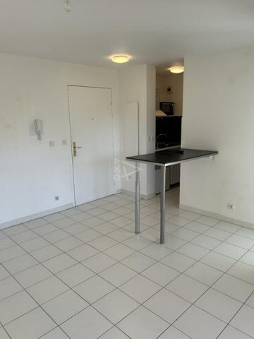 Appartement T2 avec terrasse et garage 13008