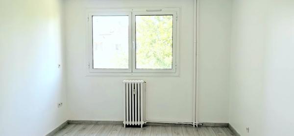 Rouen-Préfecture : Appartement (1er E) rénové 81 m² avec 2 CH, cave et vue sur jardin (poss Gge) ...!