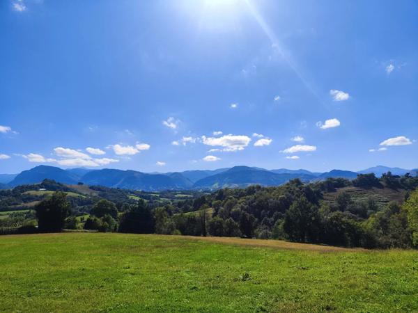 Maison de campagne avec vue imprenable sur les Pyrénées avec jardin et piscine