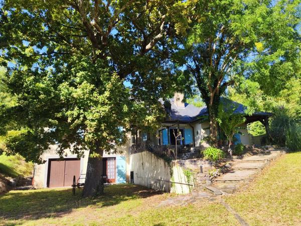 Maison de campagne avec vue imprenable sur les Pyrénées avec jardin et piscine