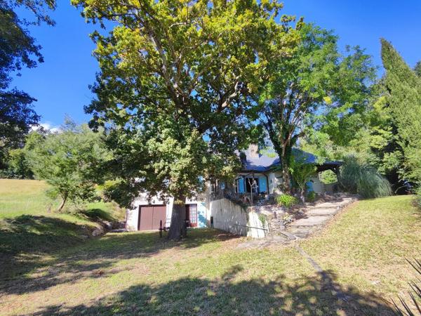 Maison de campagne avec vue imprenable sur les Pyrénées avec jardin et piscine