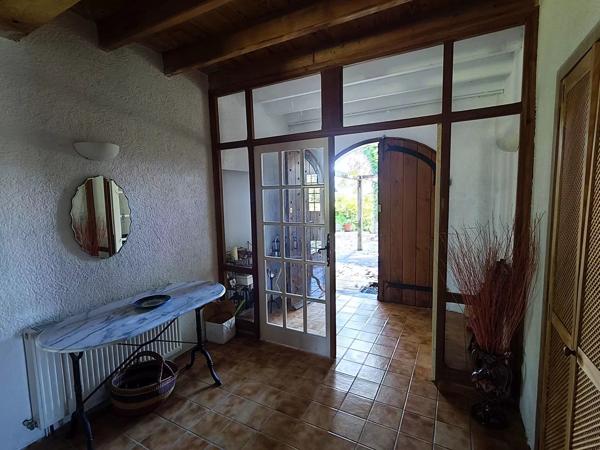 Maison de campagne avec vue imprenable sur les Pyrénées avec jardin et piscine