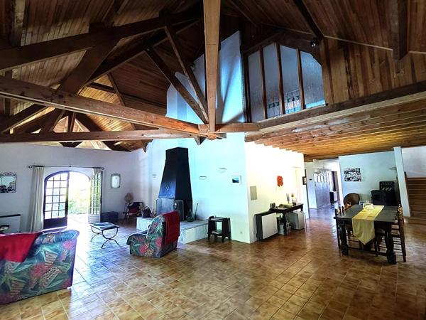 Maison de campagne avec vue imprenable sur les Pyrénées avec jardin et piscine