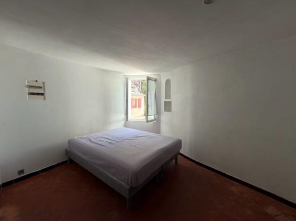 Signes (83870) T2 43m2 avec terrasse village de Signes