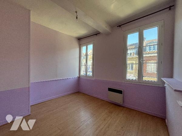 Immeuble mixte commerce et habitation à AUMALE