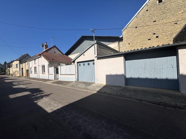SAINTE-COLOMBE-SUR-SEINE : Maison de village de 85 m² avec deux garages et un terrain non attenant  Sainte-Colombe-sur-Seine (21400)