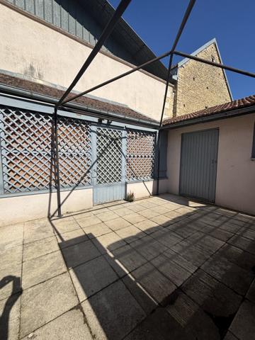 SAINTE-COLOMBE-SUR-SEINE : Maison de village de 85 m² avec deux garages et un terrain non attenant  Sainte-Colombe-sur-Seine (21400)
