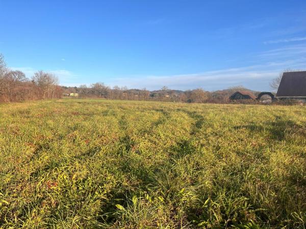 Terrain constructible de 1416 m2 à Urdès