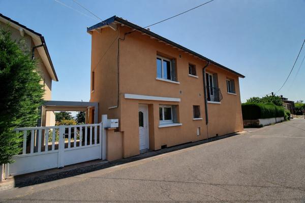 Maison de bourg avec  garage et exterieur  à La Roche-Blanche