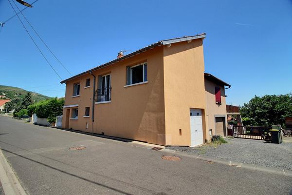 Maison de bourg avec  garage et exterieur  à La Roche-Blanche