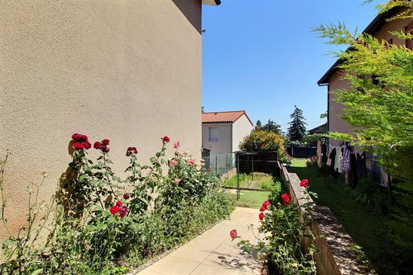 Maison de bourg avec  garage et exterieur  à La Roche-Blanche