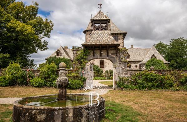 Aurillac, Château 14 Chambres -  1 200 m² à vendre