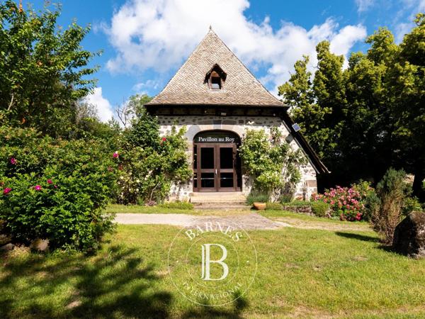 Aurillac, Château 14 Chambres -  1 200 m² à vendre