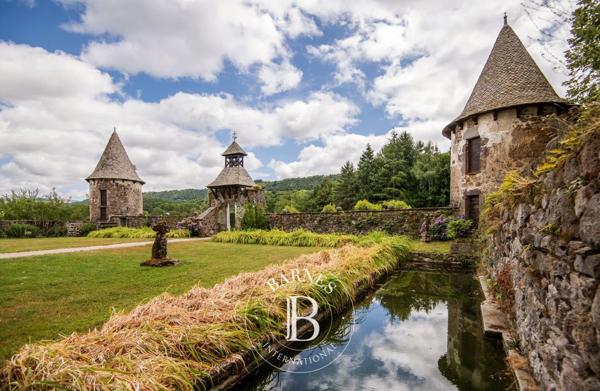 Aurillac, Château 14 Chambres -  1 200 m² à vendre