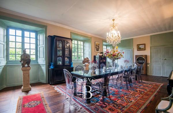 Aurillac, Château 14 Chambres -  1 200 m² à vendre