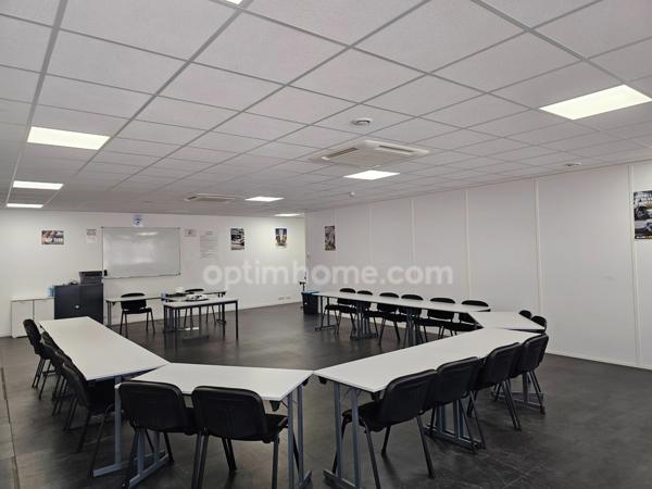 bureau rénové de 115 m2 à vendre à Cergy au prix de 156000 euros