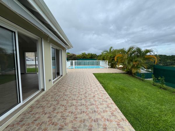 Lotissement privé à Petit-Bourg - Grande villa avec piscine