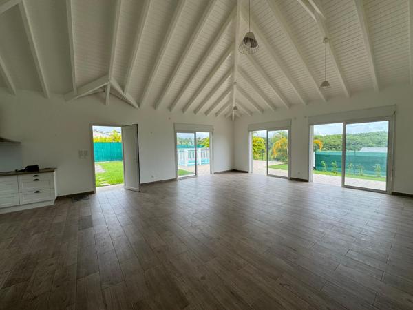 Lotissement privé à Petit-Bourg - Grande villa avec piscine