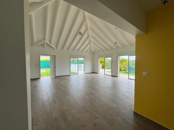 Lotissement privé à Petit-Bourg - Grande villa avec piscine