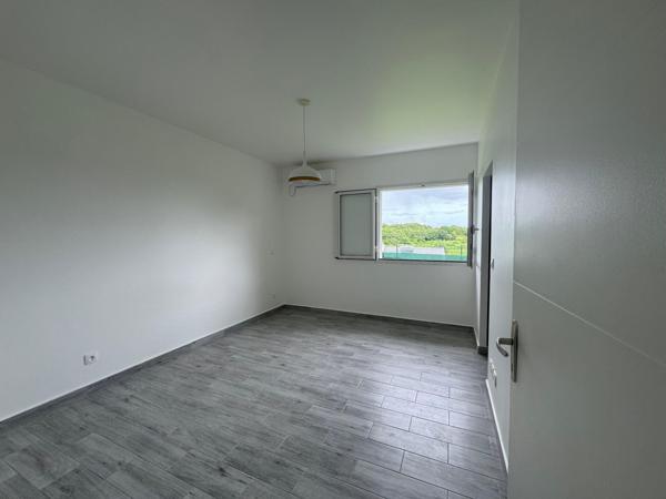 Lotissement privé à Petit-Bourg - Grande villa avec piscine