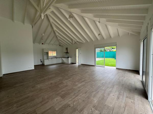 Lotissement privé à Petit-Bourg - Grande villa avec piscine