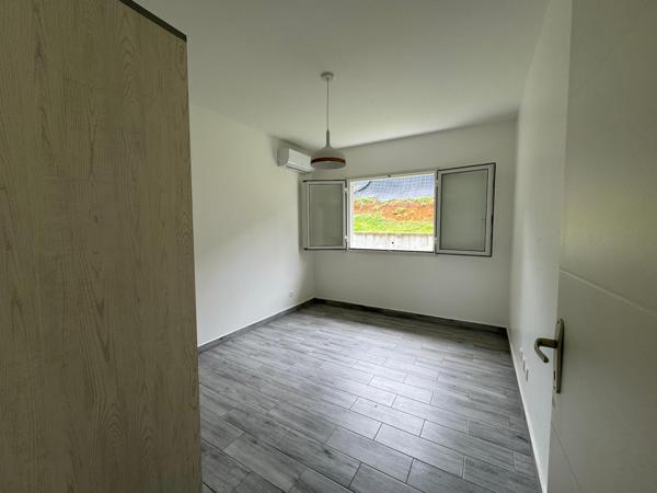 Lotissement privé à Petit-Bourg - Grande villa avec piscine