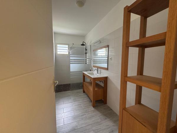 Lotissement privé à Petit-Bourg - Grande villa avec piscine