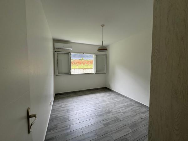 Lotissement privé à Petit-Bourg - Grande villa avec piscine