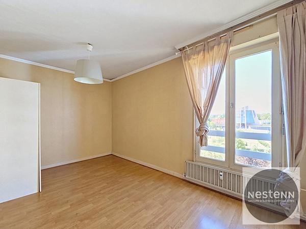 Dernier étage avec ascenseur - T4 lumineux de 82,93 m² avec vue dégagée et 2 stationnements