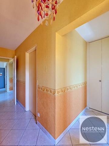 Dernier étage avec ascenseur - T4 lumineux de 82,93 m² avec vue dégagée et 2 stationnements