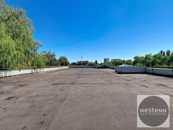 Dernier étage avec ascenseur - T4 lumineux de 82,93 m² avec vue dégagée et 2 stationnements