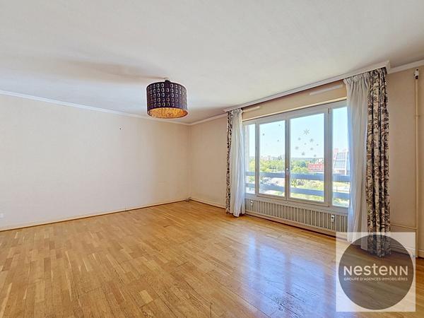 Dernier étage avec ascenseur - T4 lumineux de 82,93 m² avec vue dégagée et 2 stationnements