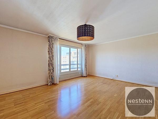 Dernier étage avec ascenseur - T4 lumineux de 82,93 m² avec vue dégagée et 2 stationnements