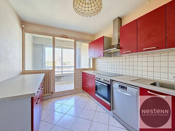 Dernier étage avec ascenseur - T4 lumineux de 82,93 m² avec vue dégagée et 2 stationnements