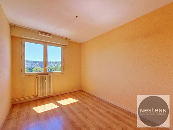 Dernier étage avec ascenseur - T4 lumineux de 82,93 m² avec vue dégagée et 2 stationnements