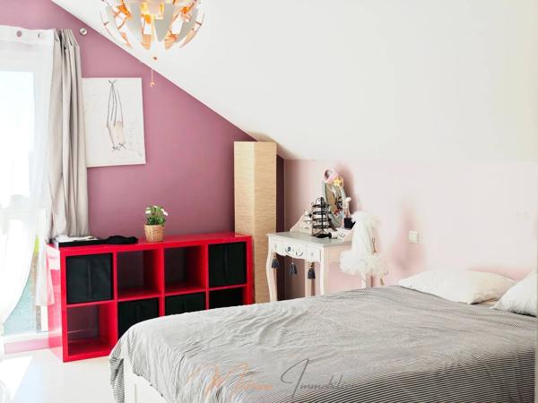 Maison 8 pièces 191m² à vendre à Échenevex 01170 À VENDRE – ÉCHENEVEX – MAISON FAMILIALE DE 191 M² DANS UN CADRE CHAMPÊTRE AVEC PISCINE CHAUFFÉE