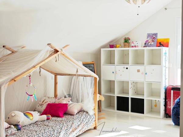 Maison 8 pièces 191m² à vendre à Échenevex 01170 À VENDRE – ÉCHENEVEX – MAISON FAMILIALE DE 191 M² DANS UN CADRE CHAMPÊTRE AVEC PISCINE CHAUFFÉE
