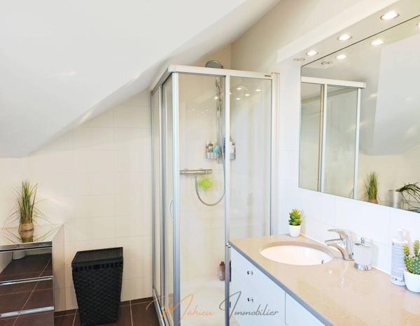 Maison 8 pièces 191m² à vendre à Échenevex 01170 À VENDRE – ÉCHENEVEX – MAISON FAMILIALE DE 191 M² DANS UN CADRE CHAMPÊTRE AVEC PISCINE CHAUFFÉE