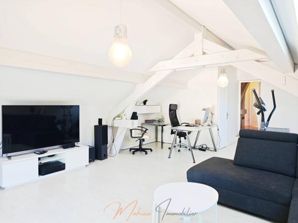 Maison 8 pièces 191m² à vendre à Échenevex 01170 À VENDRE – ÉCHENEVEX – MAISON FAMILIALE DE 191 M² DANS UN CADRE CHAMPÊTRE AVEC PISCINE CHAUFFÉE