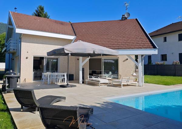 Maison 8 pièces 191m² à vendre à Échenevex 01170 À VENDRE – ÉCHENEVEX – MAISON FAMILIALE DE 191 M² DANS UN CADRE CHAMPÊTRE AVEC PISCINE CHAUFFÉE