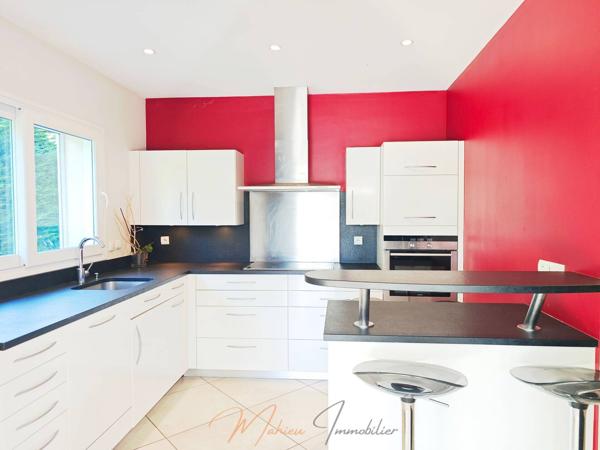 Maison 8 pièces 191m² à vendre à Échenevex 01170 À VENDRE – ÉCHENEVEX – MAISON FAMILIALE DE 191 M² DANS UN CADRE CHAMPÊTRE AVEC PISCINE CHAUFFÉE