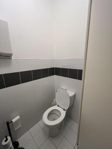 Centre historique Rodez, proche cathédrale, local professionnel situé au 1er étage, 104 m²