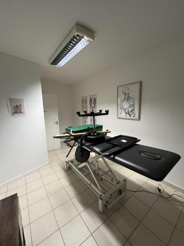 Centre historique Rodez, proche cathédrale, local professionnel situé au 1er étage, 104 m²