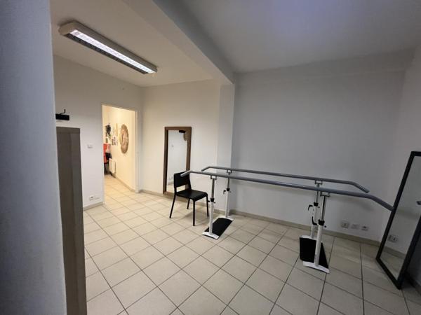 Centre historique Rodez, proche cathédrale, local professionnel situé au 1er étage, 104 m²