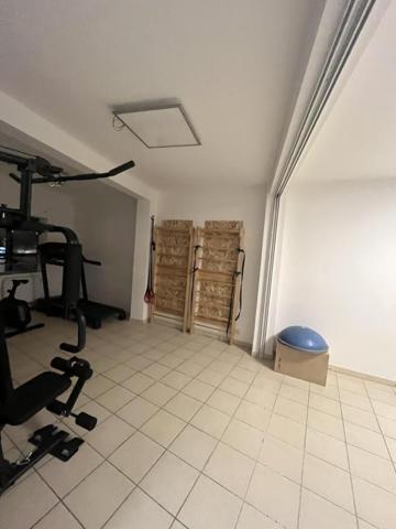 Centre historique Rodez, proche cathédrale, local professionnel situé au 1er étage, 104 m²